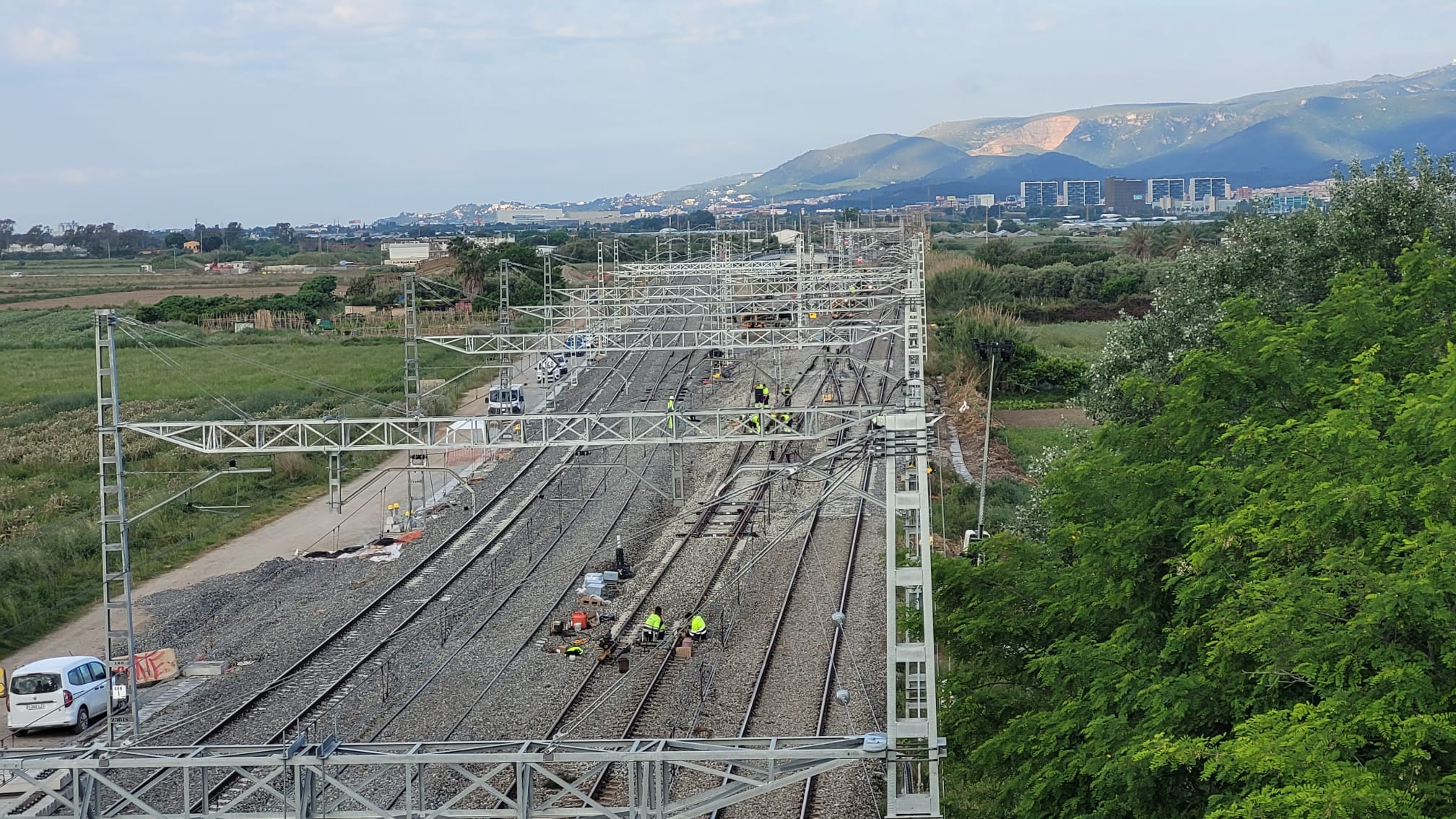 Junio 2025: Vista general desde PS Pelut: catenaria, desvío 12 y escape 6-10.