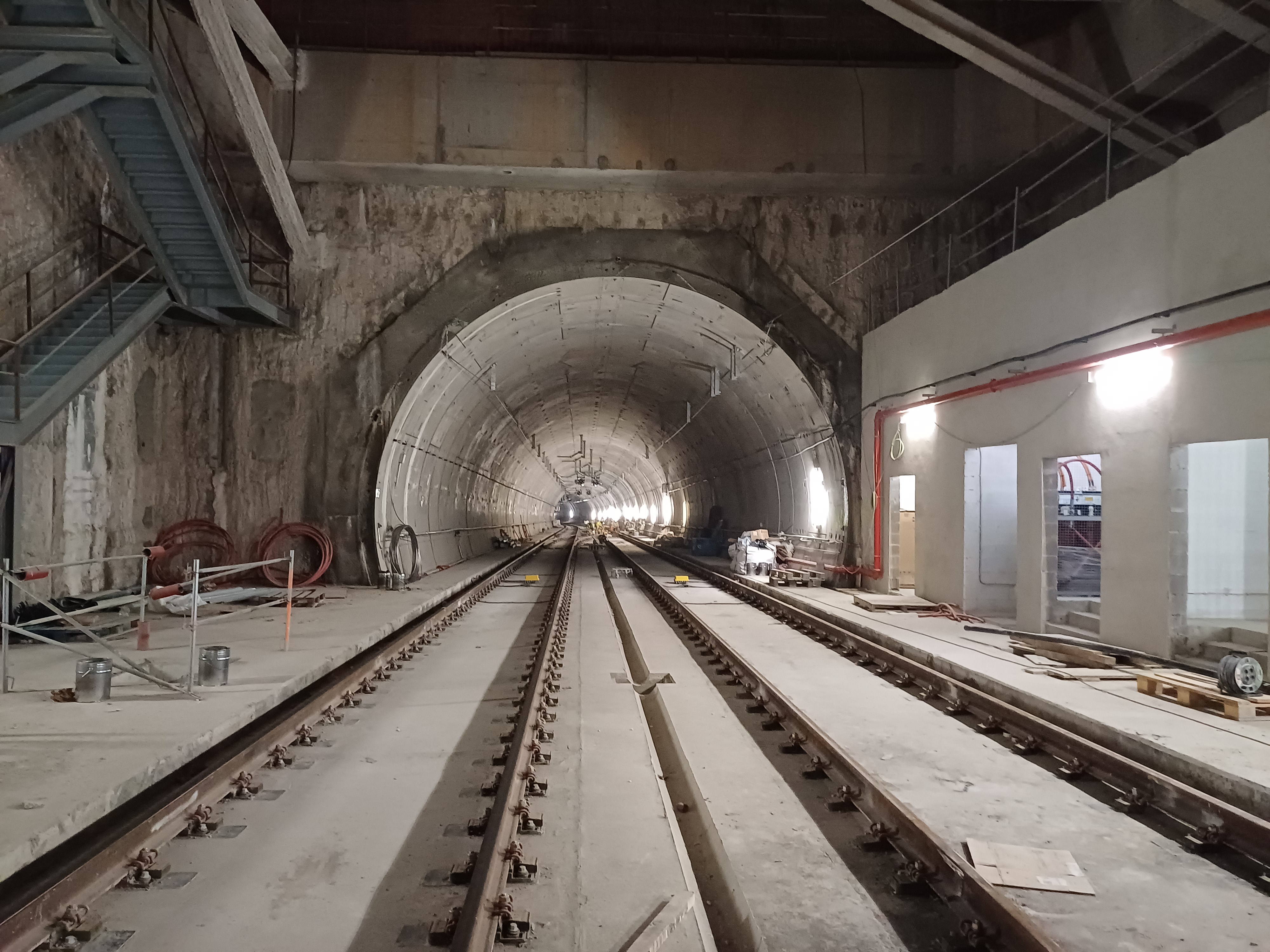 Junio 2025: Conexión por el tunel con la caverna ferroviaria de la terminal 1.