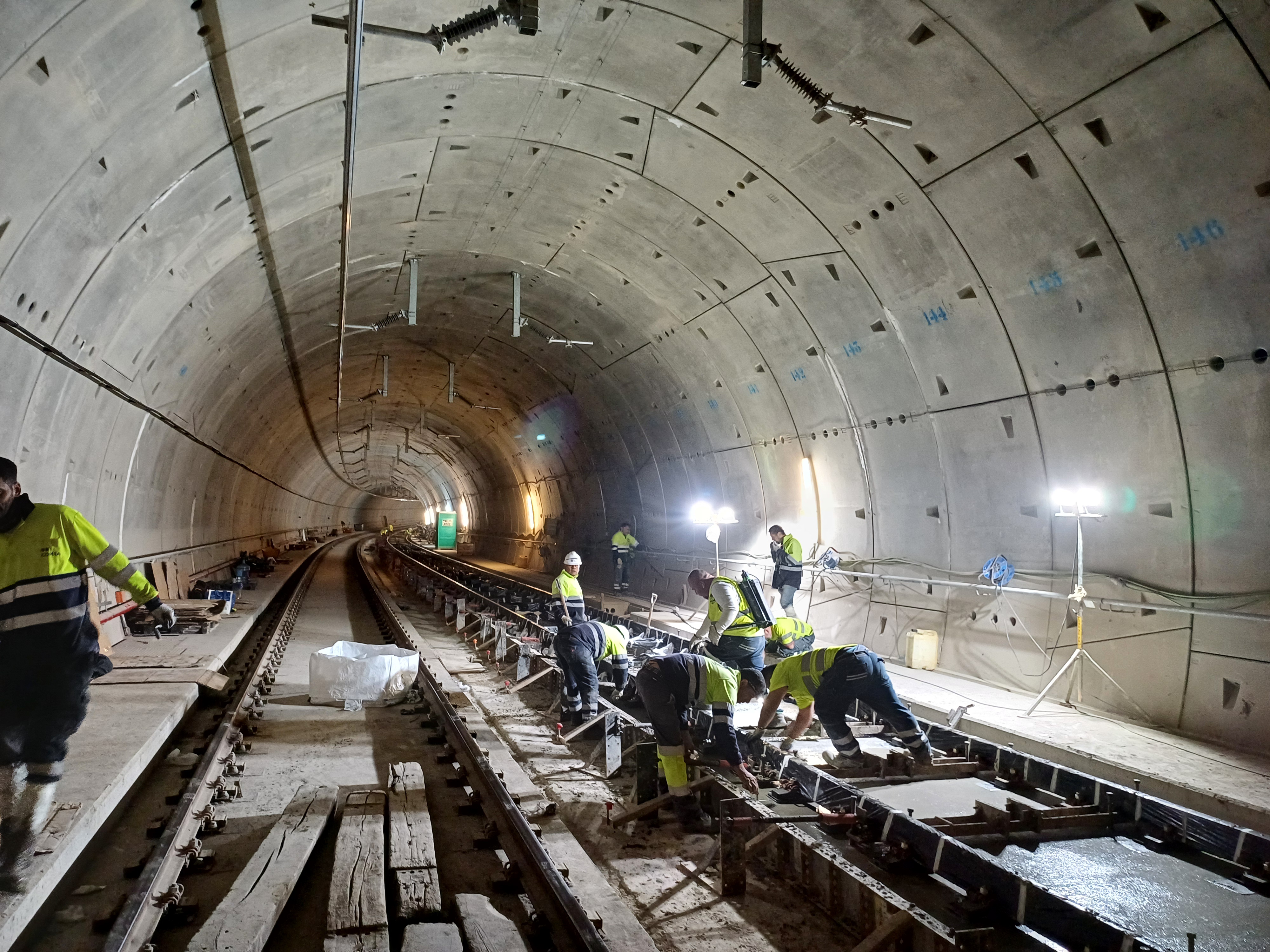 Junio 2025: Hormigonado de la via en placa en la vía 2.