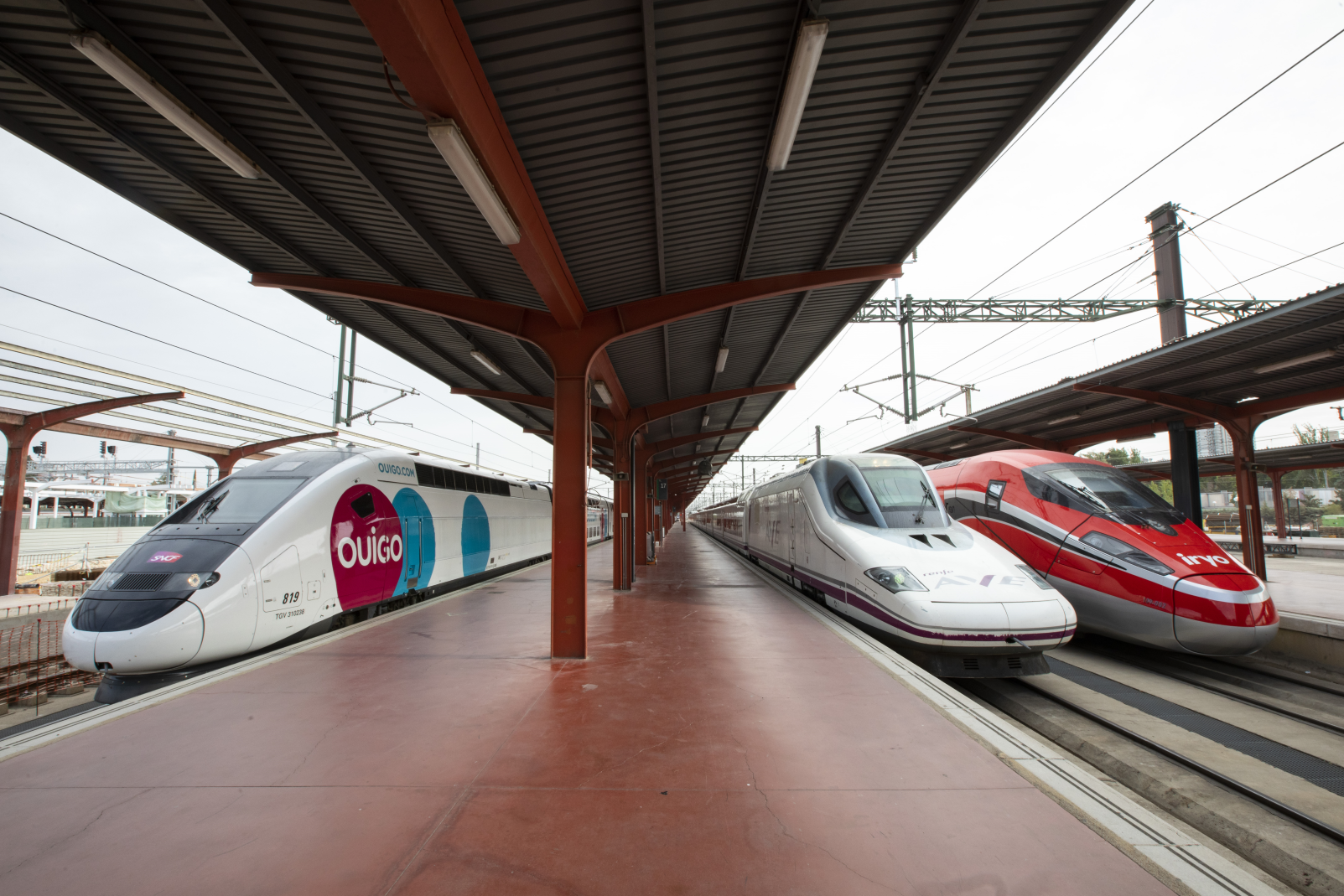 Los tráficos de los tres operadores ferroviarios: Renfe/Avlo, Ouigo e Iryo se concentrarán progresivamente en la estación de Chamartín convertida en cabecera de los servicios de alta velocidad Madrid-Alicante/Murcia.