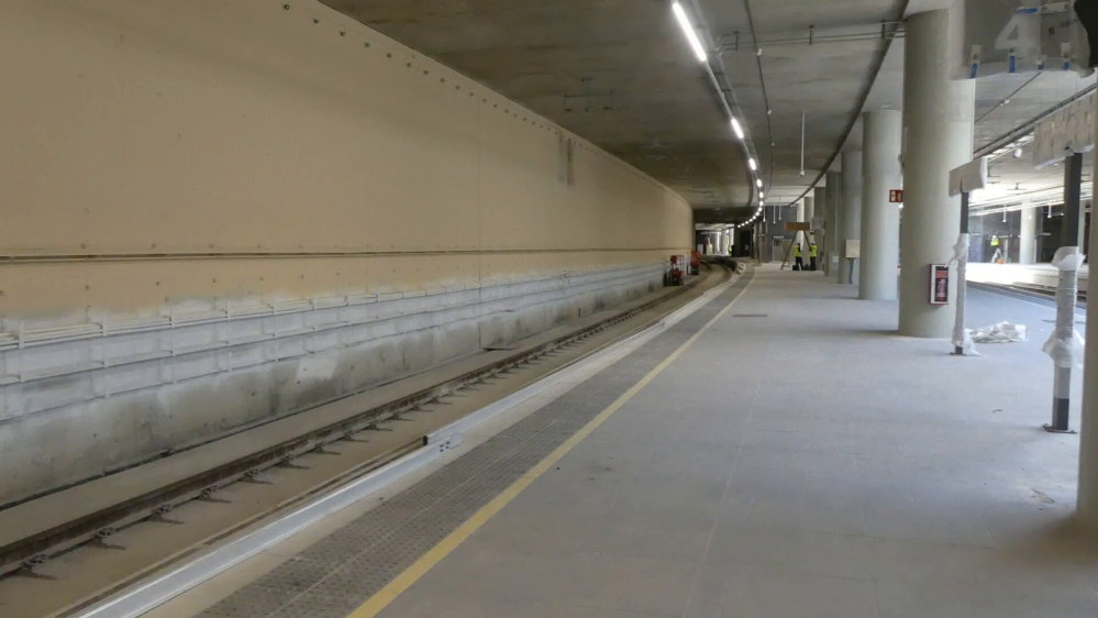 Octubre 2022. Estación de Sant Andreu. Preparación de muros de andenes para la realización de la obra de street art “Fent via, fent vida”. Operación La Sagrera-Sant Andreu. #TransformemRodalies