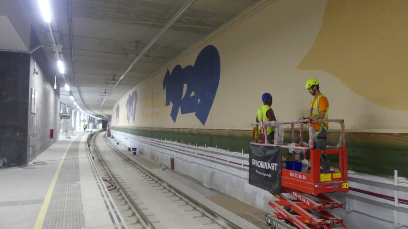 Octubre 2022. Estación de Sant Andreu. Los artistas Miquel Wert y Roc Blackblock trabajan en su obra. Operación La Sagrera-Sant Andreu. #TransformemRodalies