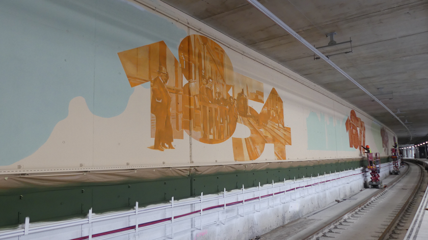 Octubre 2022. Estación de Sant Andreu. La obra representa un recorrido por el pasado y el futuro del ferrocarril. Operación La Sagrera-Sant Andreu. #TransformemRodalies
