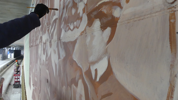 Octubre 2022. Estación de Sant Andreu. Los artistas Miquel Wert y Roc Blackblock trabajan en su obra. Operación La Sagrera-Sant Andreu. #TransformemRodalies