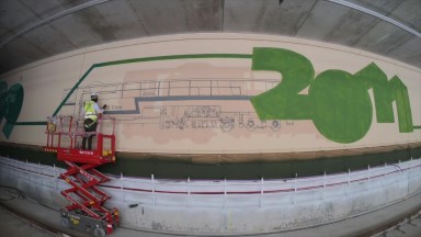 Noviembre 2022. Estación de Sant Andreu. Los artistas Miquel Wert y Roc Blackblock trabajan en su obra. Operación La Sagrera-Sant Andreu. #TransformemRodalies