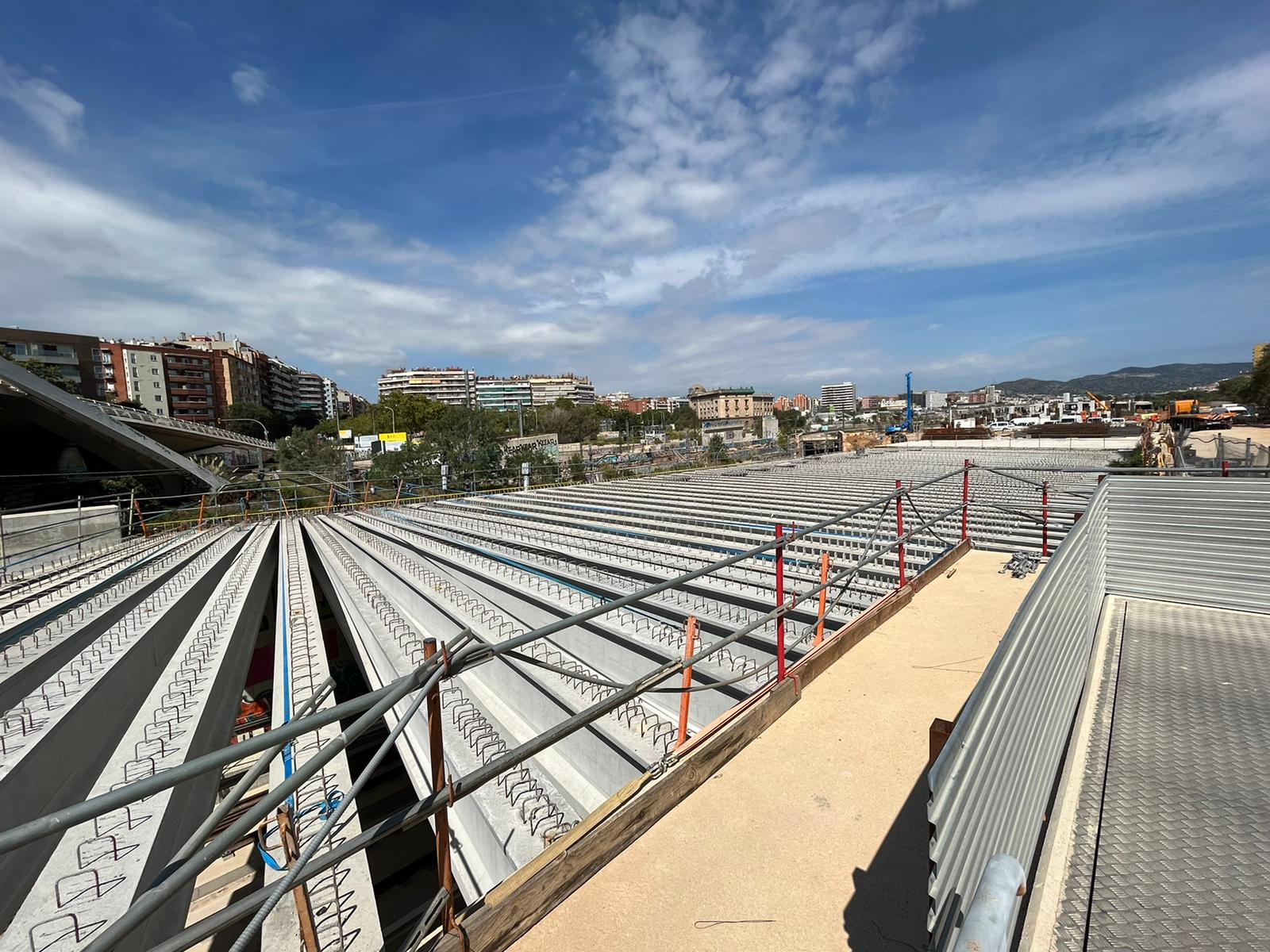 Octubre 2022. Estación de Sant Andreu. Cubrimiento de vías. Obras de la Operación La Sagrera-Sant Andreu. #TransformemRodalies