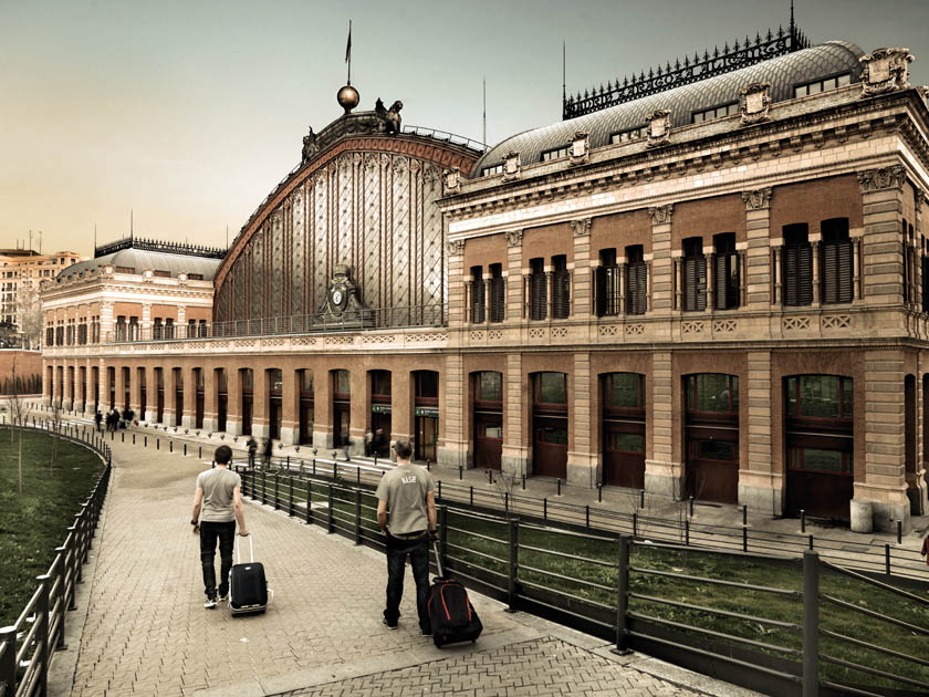 Viatgers accedint a l’estació d’Atocha