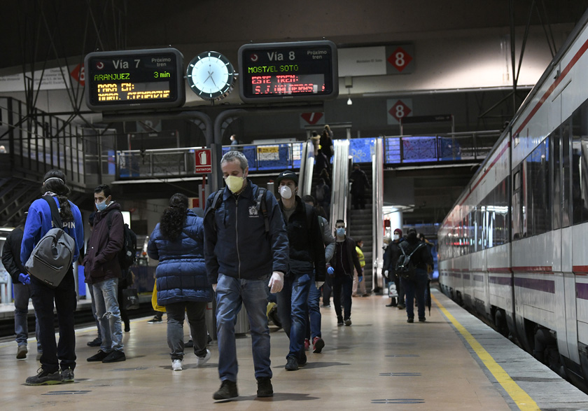 Viaxeiros nas plataformas de Proximidade na estación de Atocha.