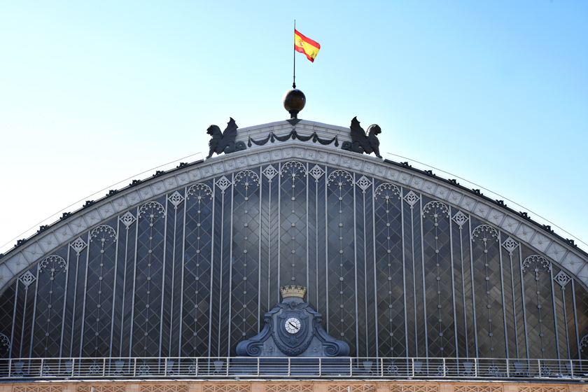 Madrid Puerta de Atocha é unha estación moderna que conta con varios restaurantes, incluído un de luxo, tendas de todo tipo (roupa, souvenirs, óptica), farmacia, estanco, administración de lotería, xoiería e por ter, incluso unha comisaría de policía propia.