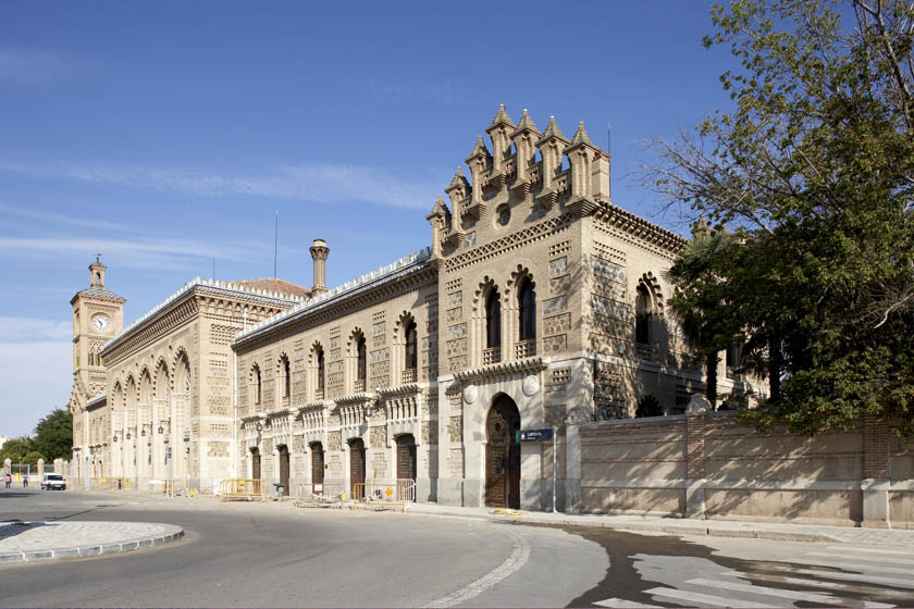 Façana monumental de l’edifici de l’estació de Toledo, obra de l’arquitecte Narciso Clavería