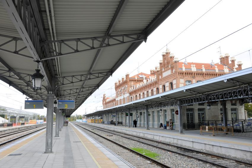 Façana de l’edifici de l’estació de ferrocarril d’Aranjuez, costat andanes