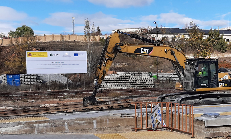 11/11/22. Obras de remodelación Línea Torralba - Soria. Iniciados los trabajos de mejora de vías y andenes en la estación de Soria.