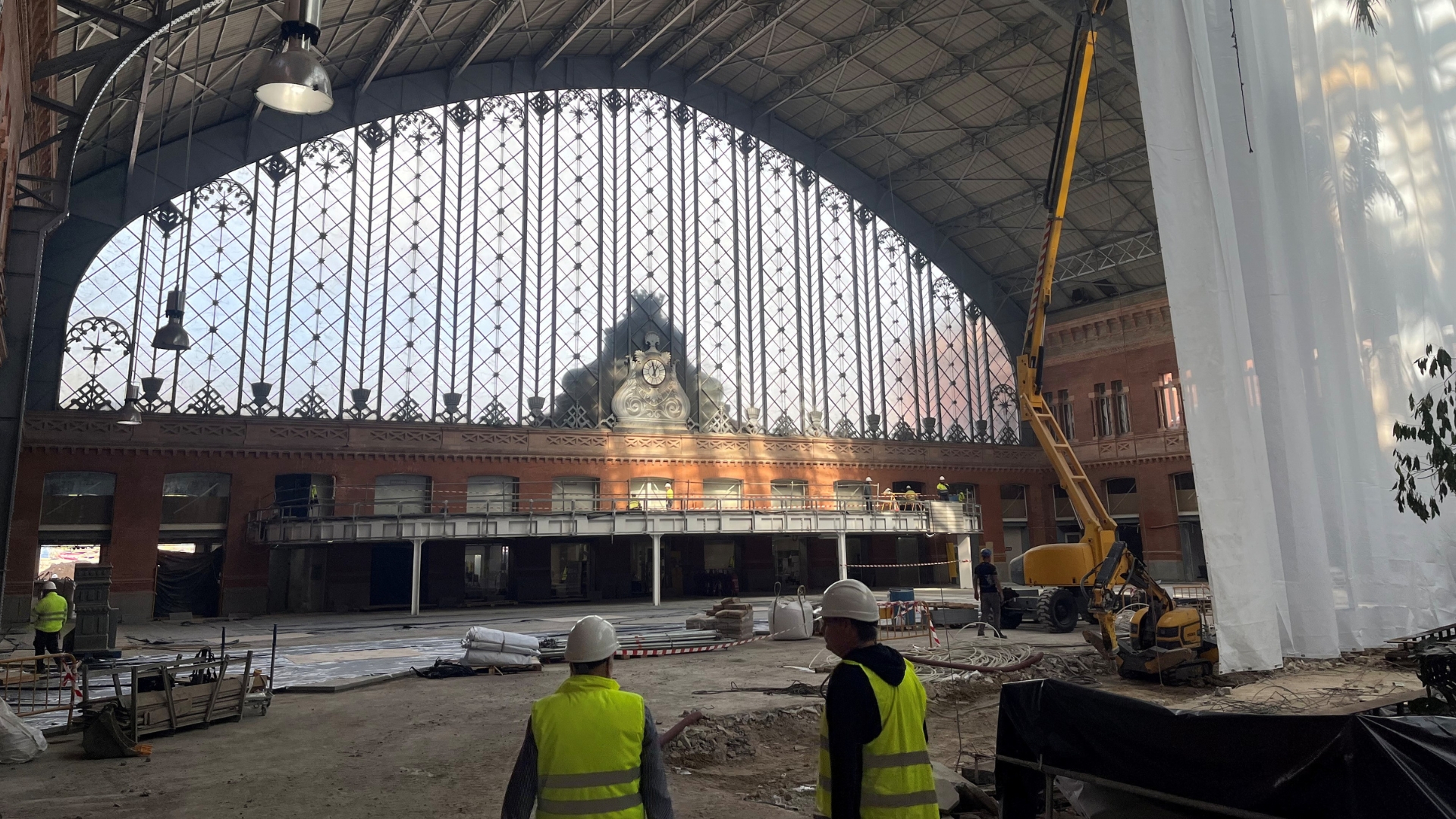 19.11.2025: Atocha encara la última fase de las obras de remodelación de su marquesina y los accesos. Vista Interior de la marquesina diáfana.