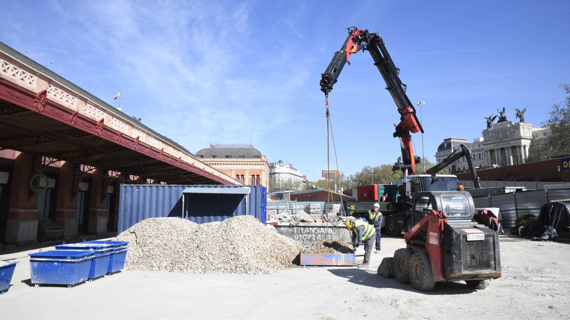 09.04.2025: Trabajos en la Plaza del Embarcadero en las inmediaciones de la estación.