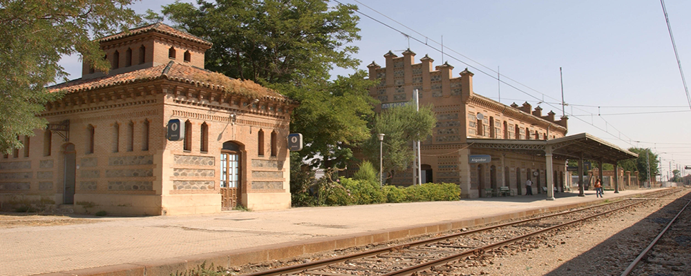 Fachadas lado andenes edificio de viajero y antigua cantina.