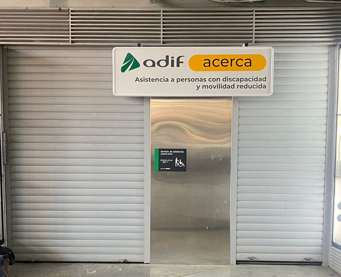 17.11.2025: Adif Acerca estrena oficina de atención a viajeros con discapacidad y movilidad reducida.