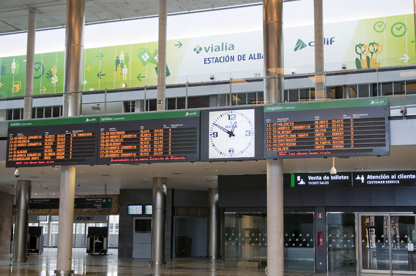 Estación Albacete Los Llanos, vestíbulo: Atención ao cliente, panel de horarios