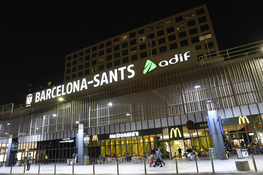Estació Barcelona Sants, façana nocturna