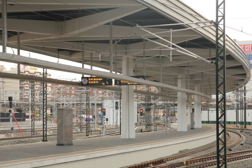 Estación Valencia Joaquín Sorolla, plataformas