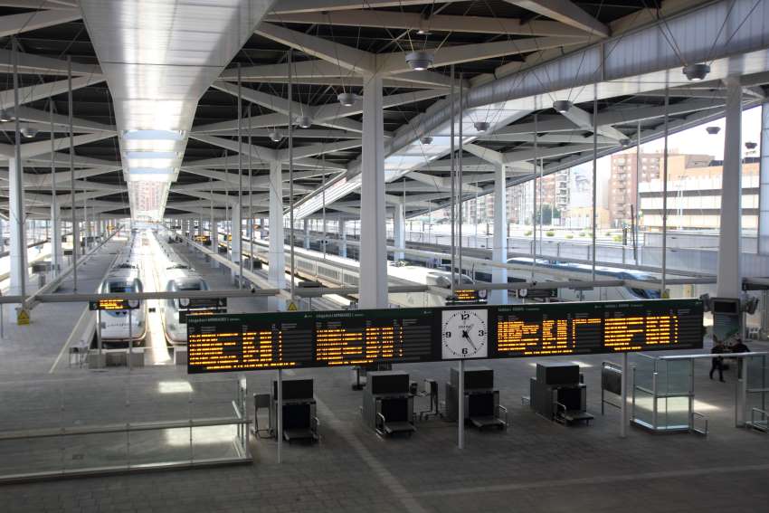 Valencia Joaquín Sorolla station, platforms