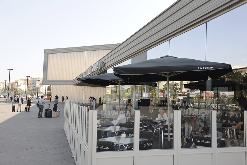 Estació València Joaquín Sorolla, terrassa d’una cafeteria