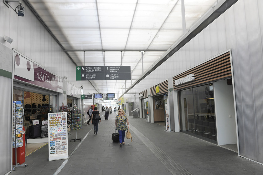 Estació València Joaquín Sorolla, zona comercial