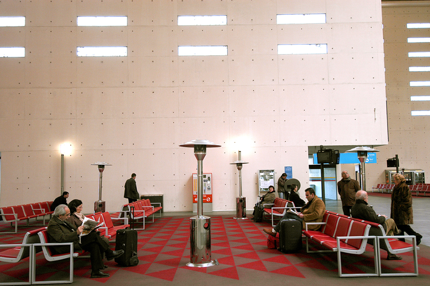 Estación Zaragoza Las Delicias, viaxeiros no vestíbulo