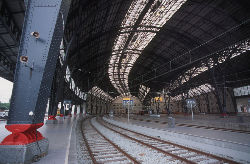 Estació Barcelona França, vista de les andanes sota marquesina