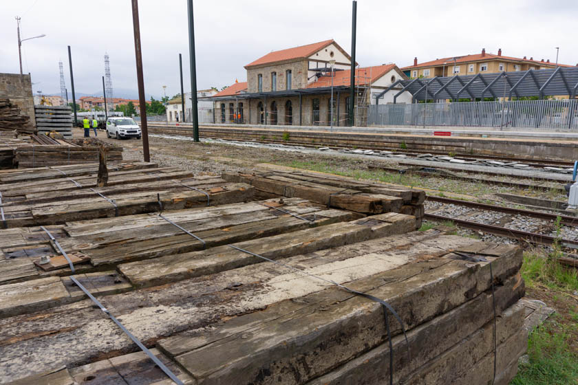 Renovació via accessos Plasència 01-06-21. Arreplega de les travesses de fusta reemplaçades