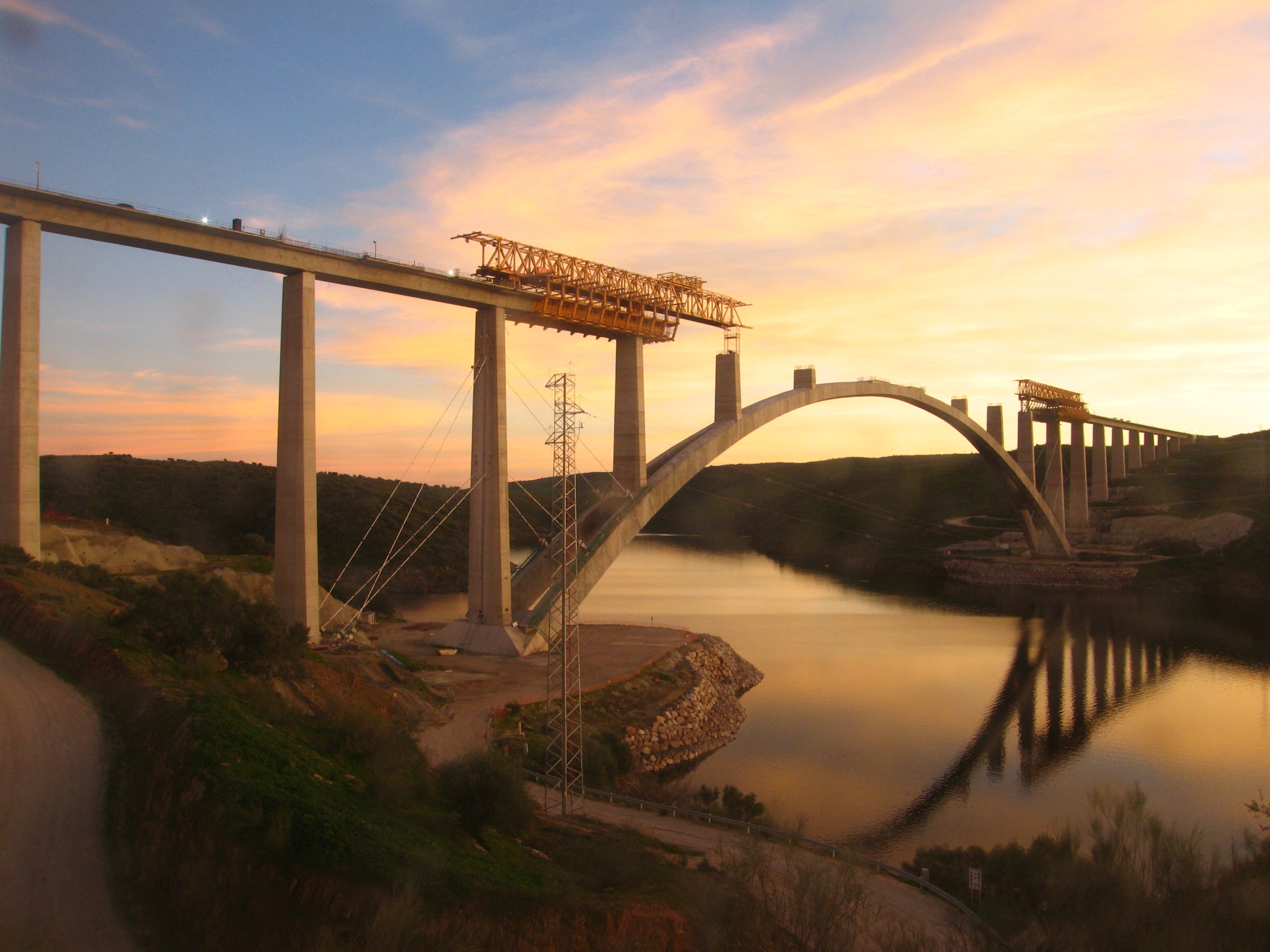 Viaducto con arco central en construcción