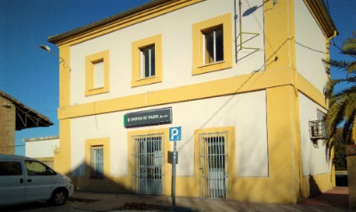 Estación de Oropesa De Toledo. Vista fachada principal desde exterior.