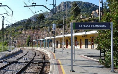 Estación de La Plana-Picamoixons . Vista fachada principal desde andenes.