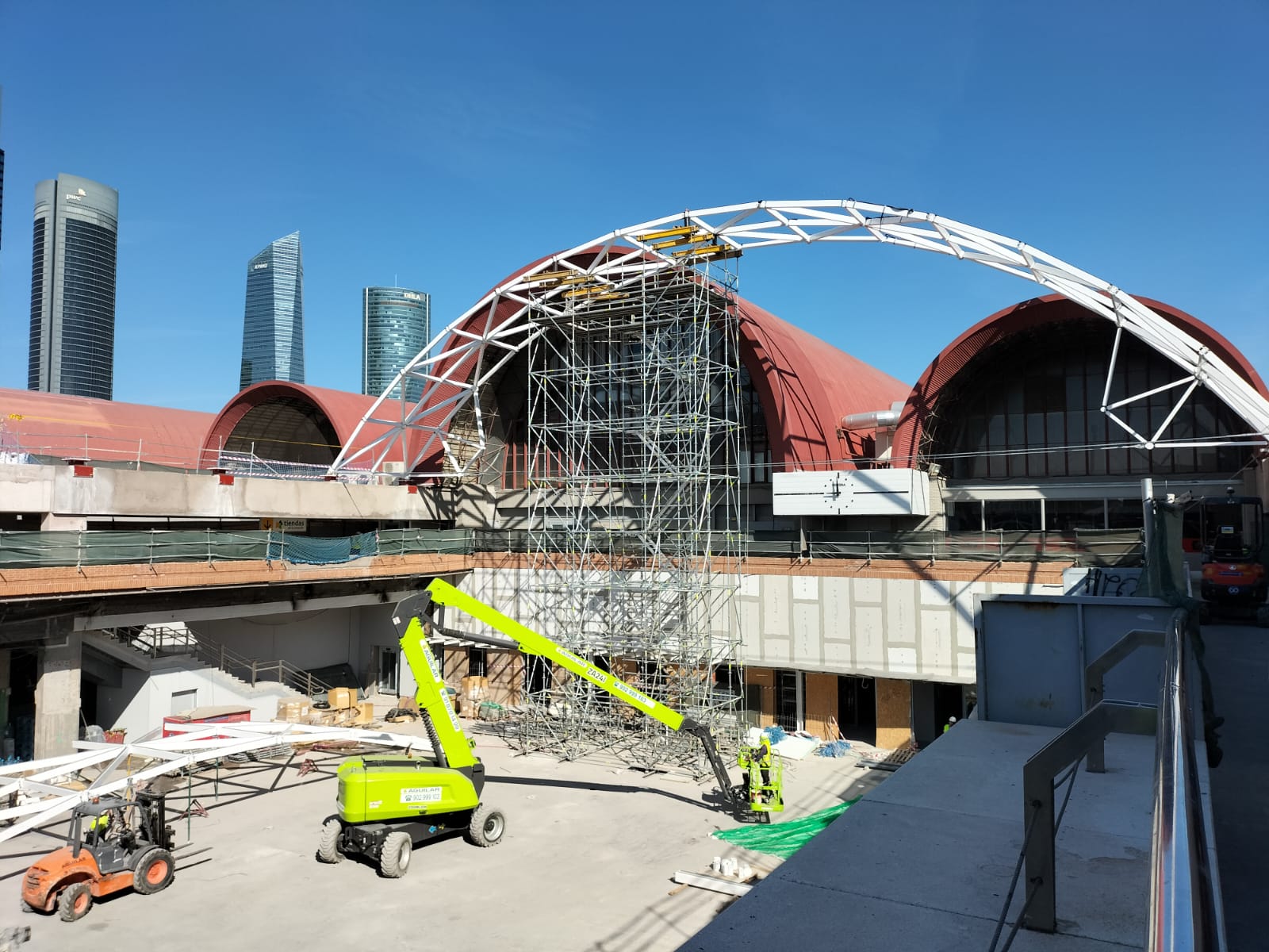 4 de octubre de 2025. Montaje del primer arco en la bóveda acristalada de Chamartín, una estructura que tendrá más de 1.448 metros cuadrados de superficie.