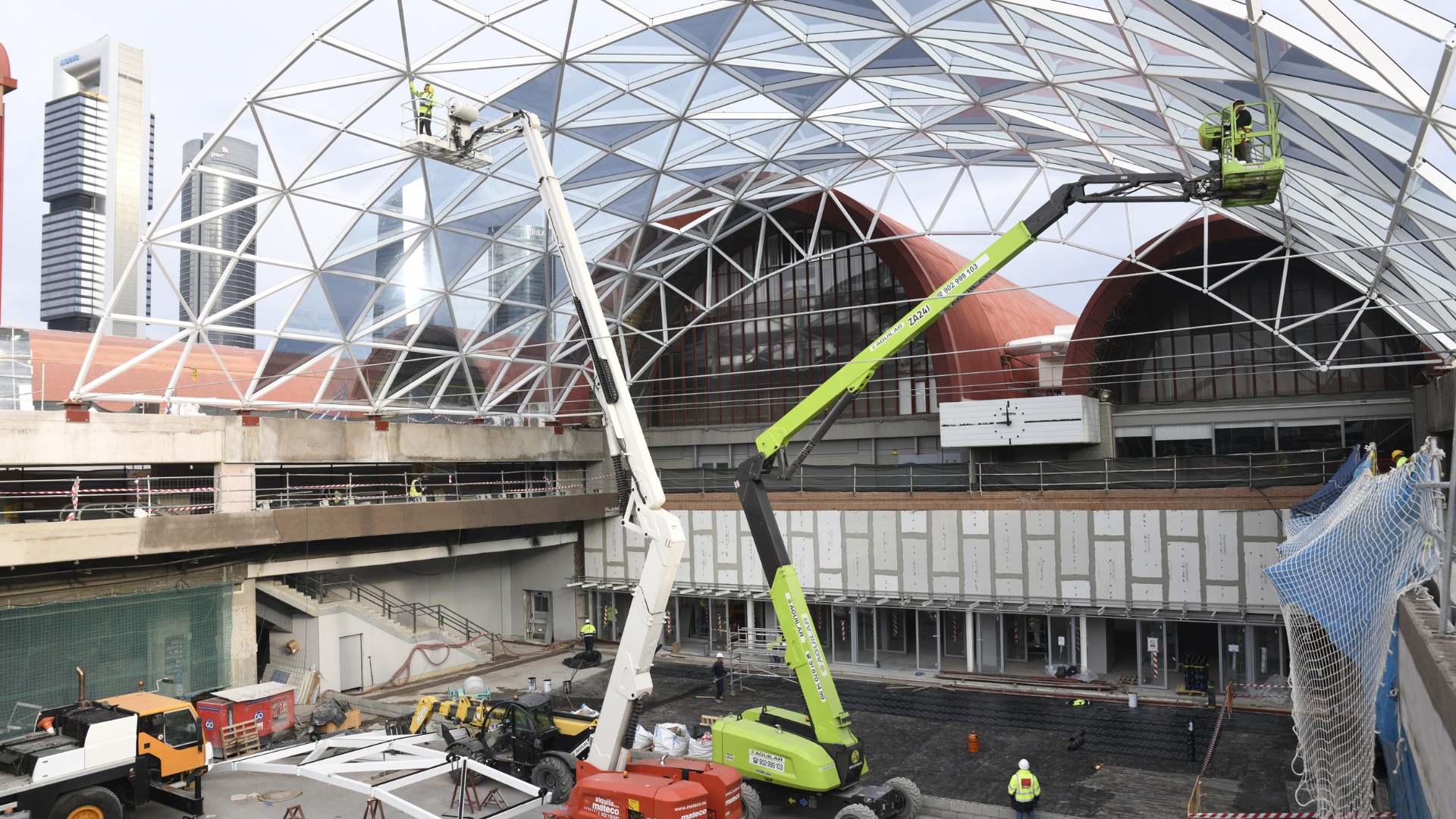 5.11.2025 Avances en la instalación de la bóveda acristalada que protege a los viajeros de las inclemencias meteorológicas..