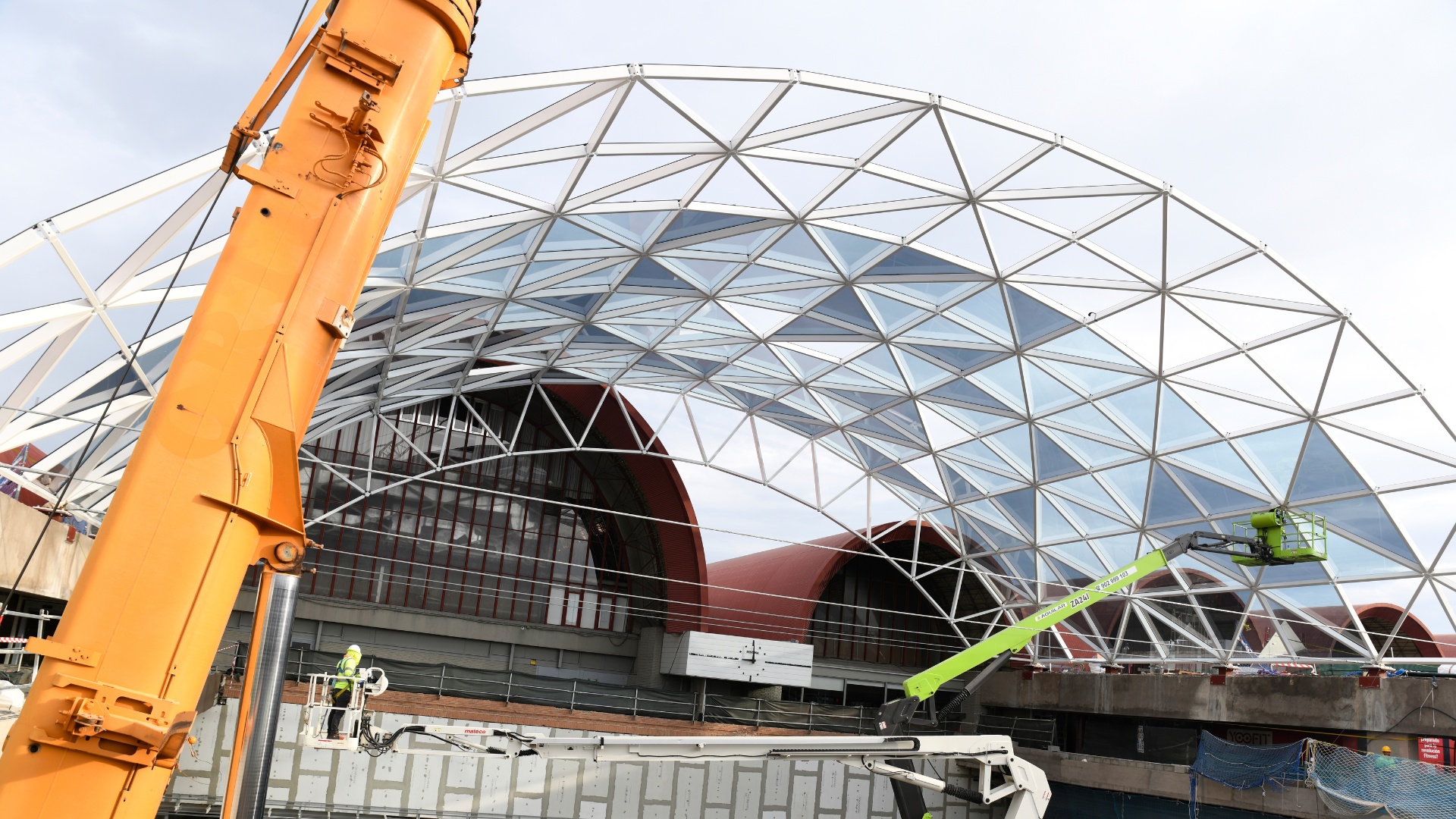 5.11.2025 Avances en la instalación de la bóveda acristalada que protege a los viajeros de las inclemencias meteorológicas..