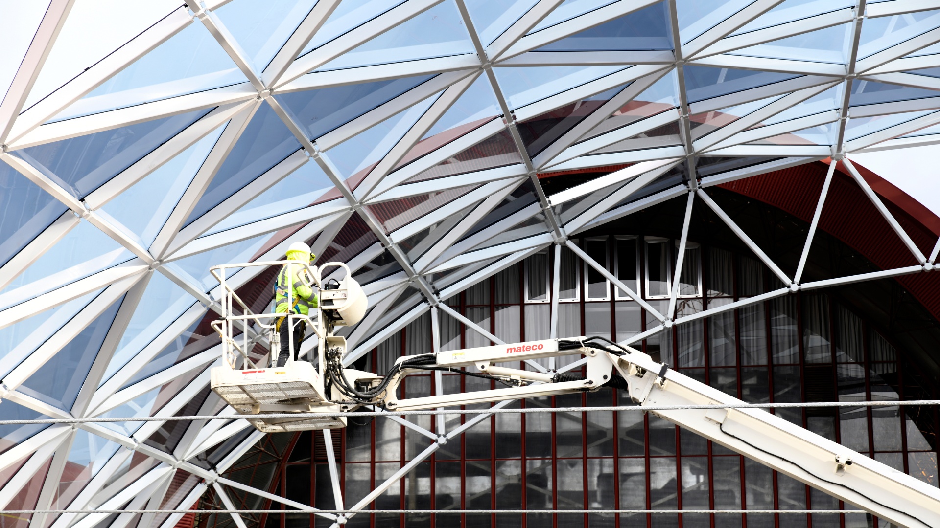 5.11.2025 Avances en la instalación de la bóveda acristalada que protege a los viajeros de las inclemencias meteorológicas..