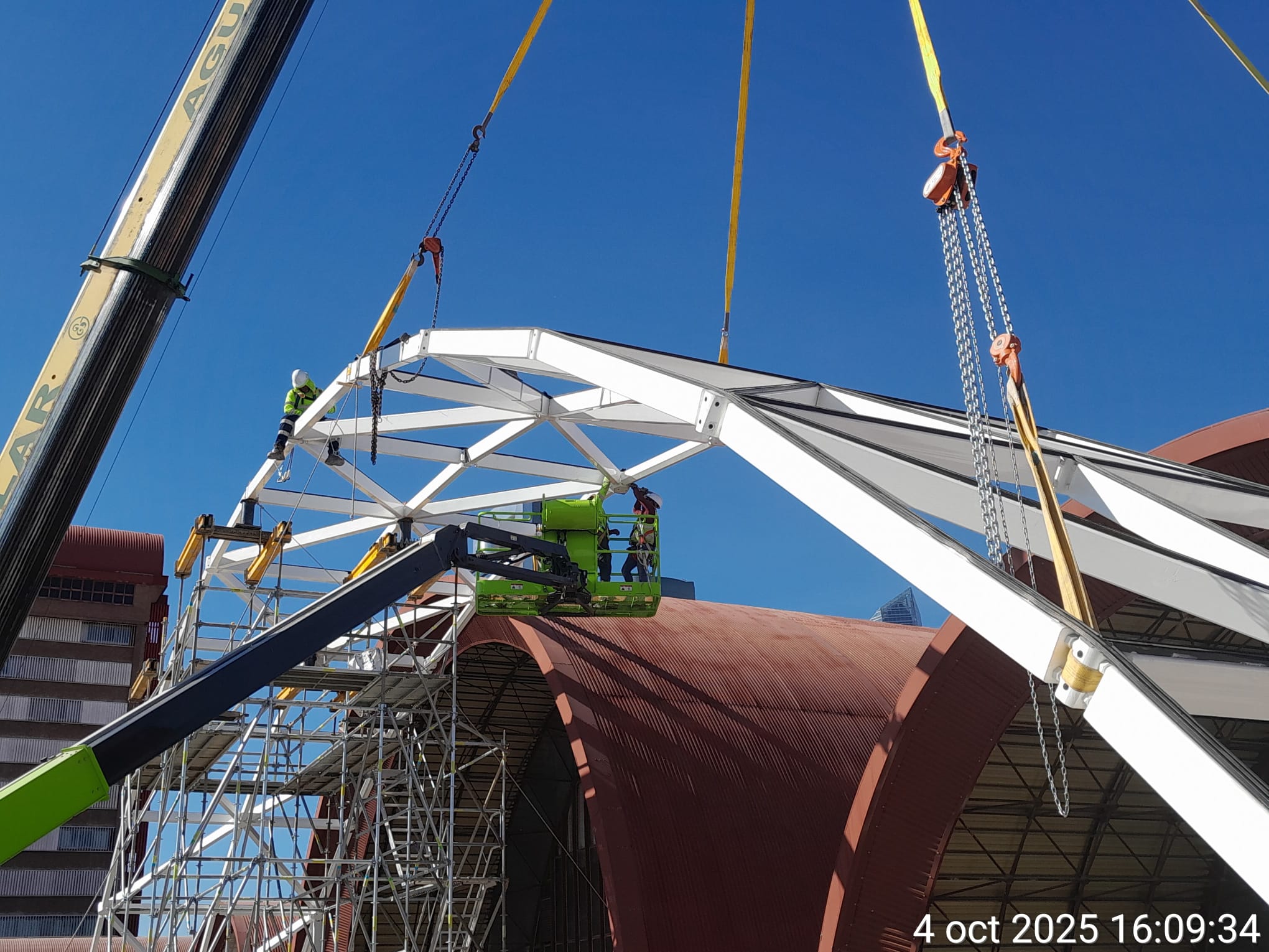 4 de octubre de 2025. Montaje del primer arco en la bóveda acristalada de Chamartín, una estructura que tendrá más de 1.448 metros cuadrados de superficie.