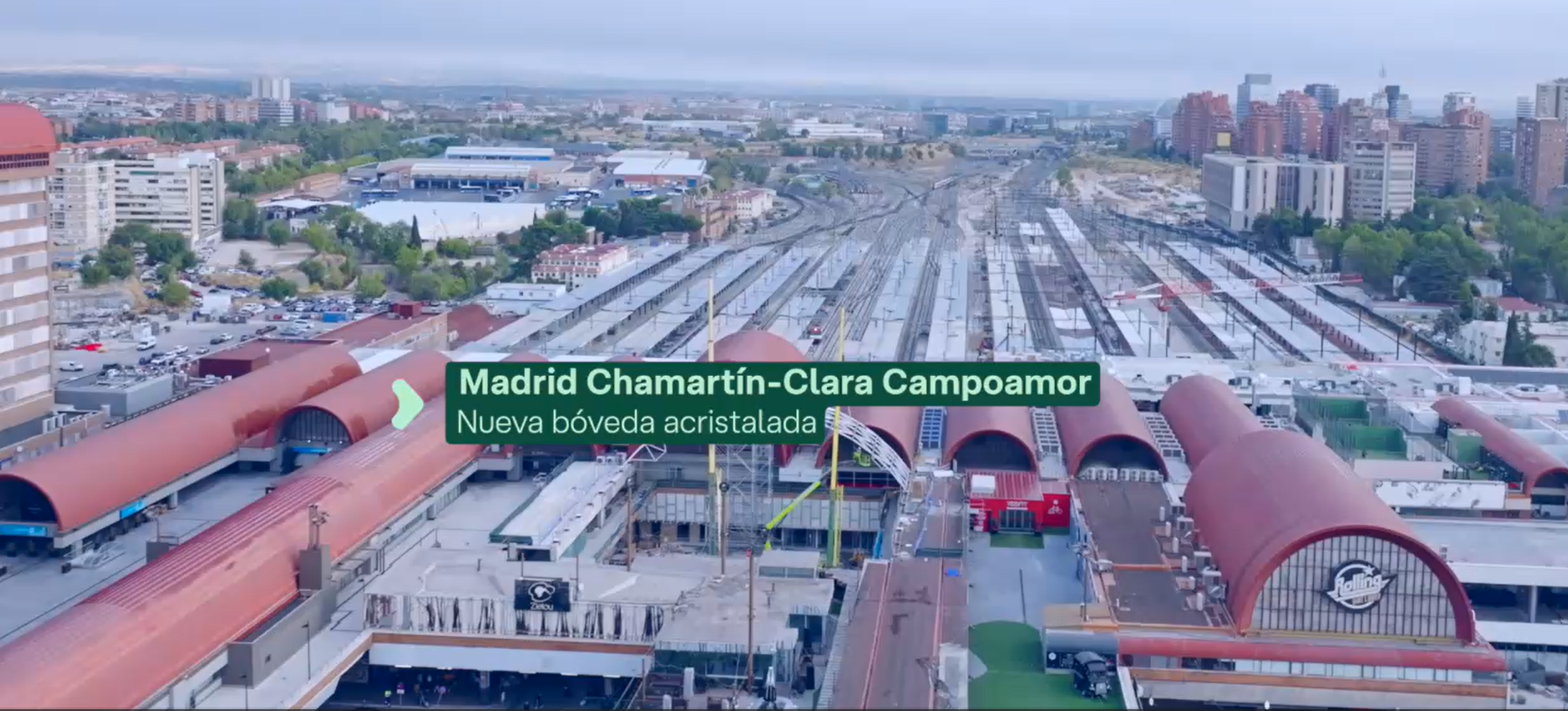 7 de noviembre de 2025. Montaje de la bóveda acristalada de Chamartín, una estructura que tendrá más de 1.448 metros cuadrados de superficie.