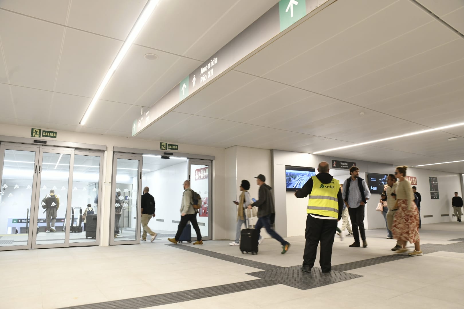 Viajeros estrenando la nueva conexión con Cercanías y Metro de Madrid