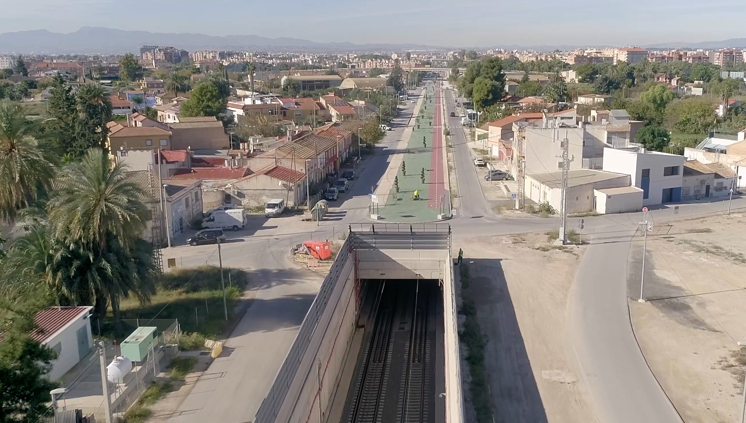 El soterramiento permite la ampliación de expacio público y la eliminación de barreras en la ciudad.