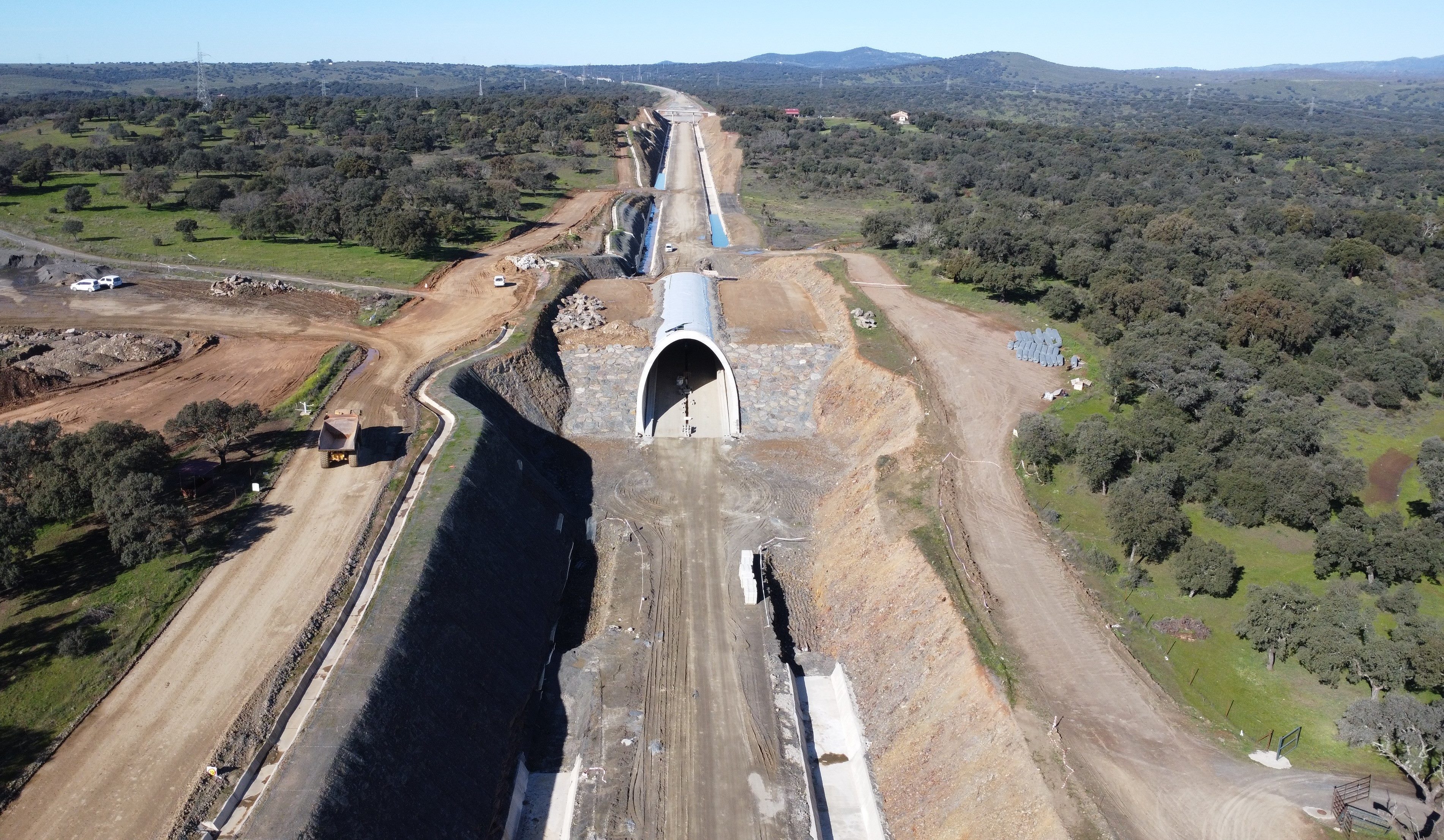 Tramo Talayuela-Plasencia_subtramo Tiétar-Malpartida de Plasencia: Trabajos de plataforma y relleno de falso túnel