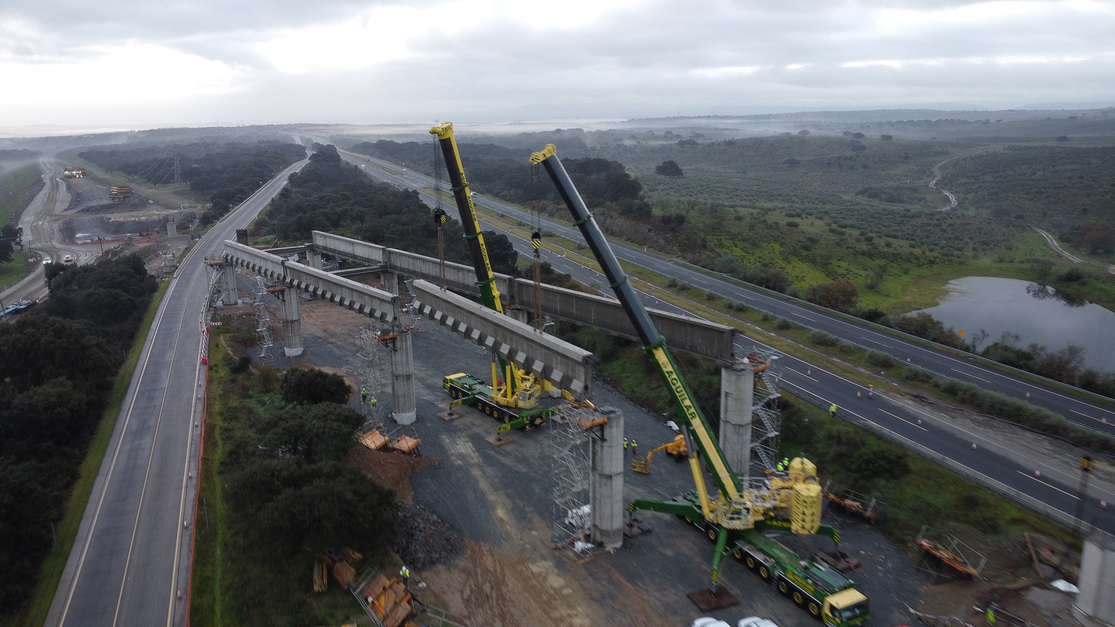 Tramo Talayuela-Plasencia_subtramo Tiétar-Malpartida de Plasencia: Trabajos viaducto sobre EXA1 y EX108, montaje vía prefabricada longitudinal.