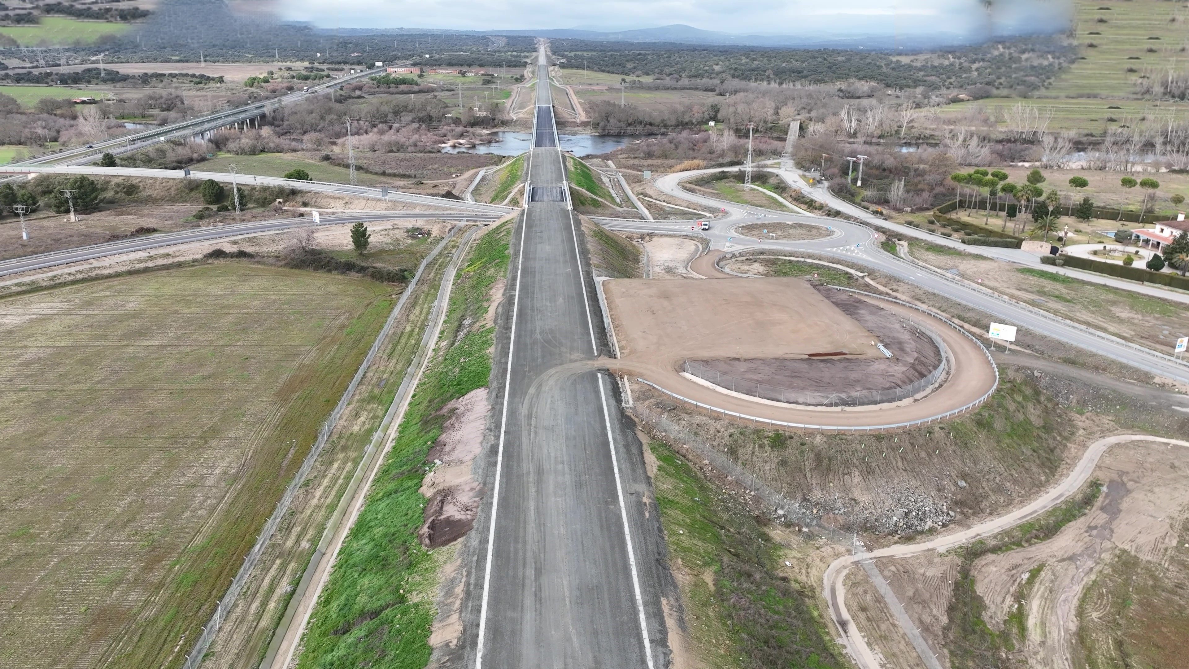 Tramo Talayuela-Plasencia_subtramo finalizado Toril-Río Tiétar: Plataforma finalizada y pérgola sentido Cáceres.
