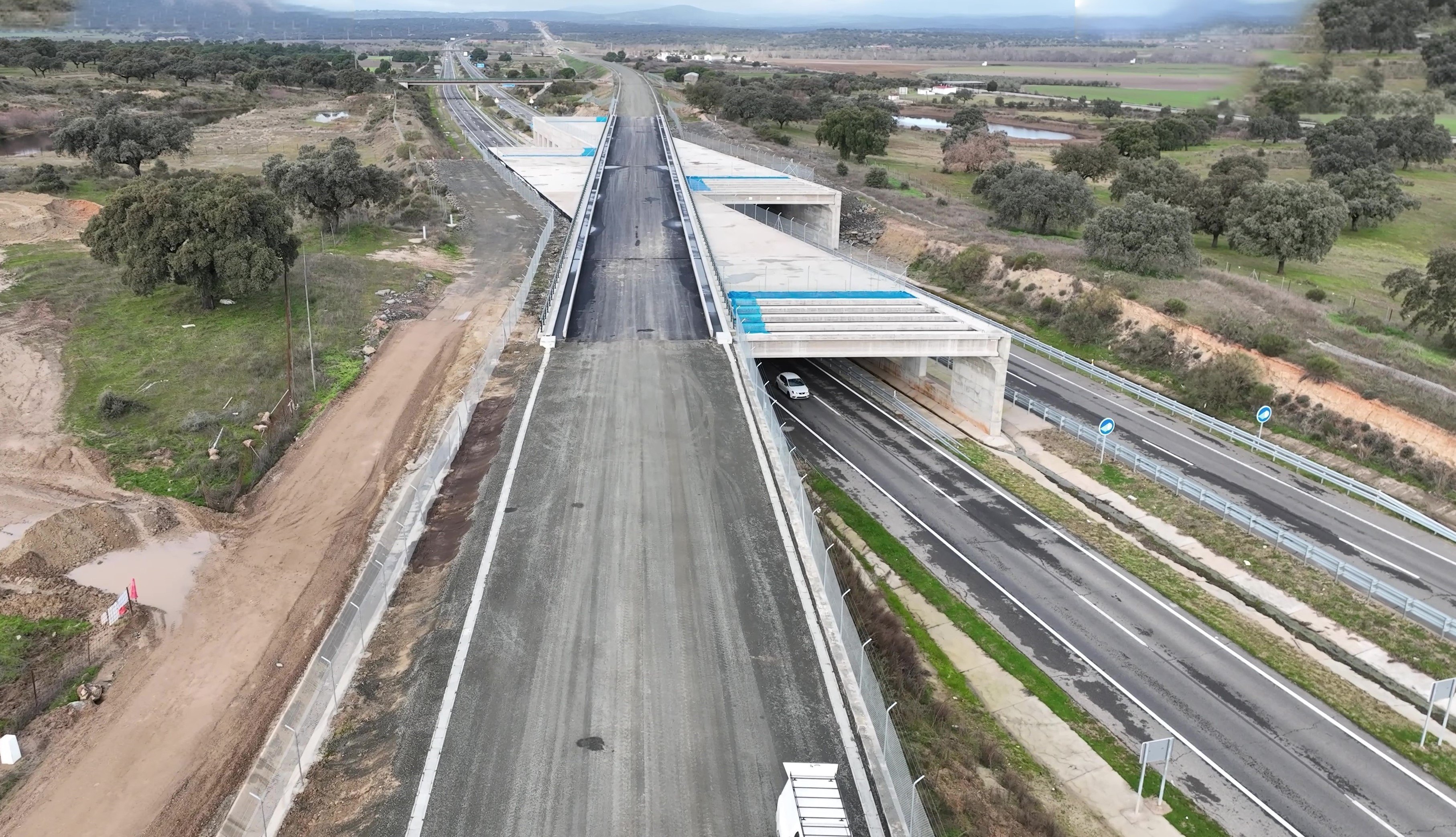 Tramo Talayuela-Plasencia_subtramo finalizado Toril-Río Tiétar: forma finalizada y pérgola sobre carretera.