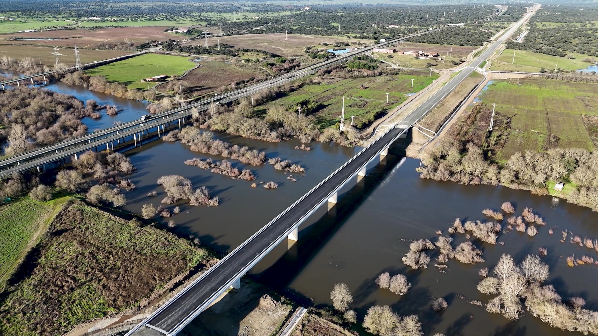 Tramo Talayuela-Plasencia_subtramo finalizado Toril-Río Tiétar: plataforma finalizada y viaducto sobre el río Tiétar.