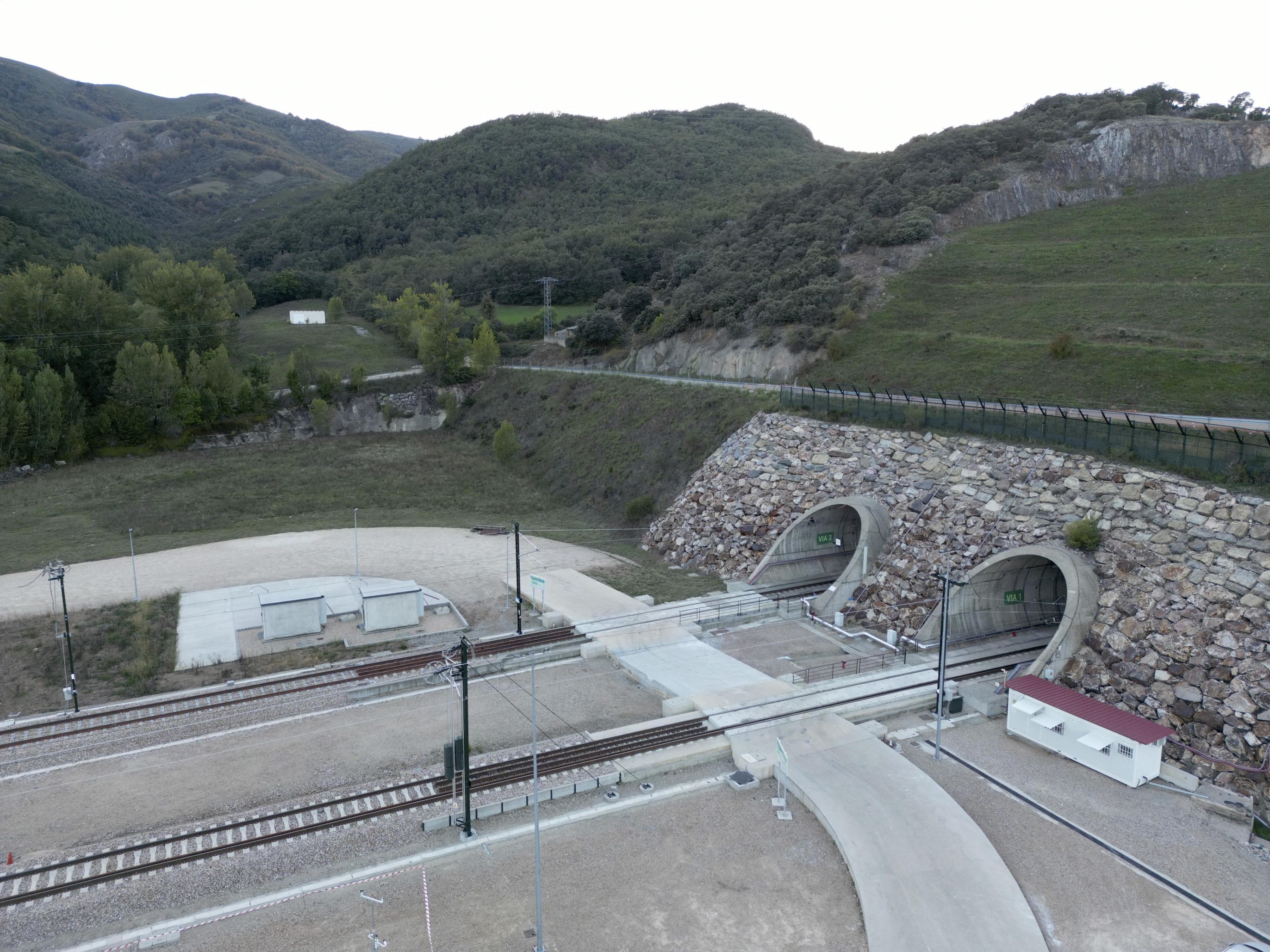 Túneles de Pajares. Lado Este, en Pola de Gordón. LAV León Asturias. Variante de Pajares. ‎