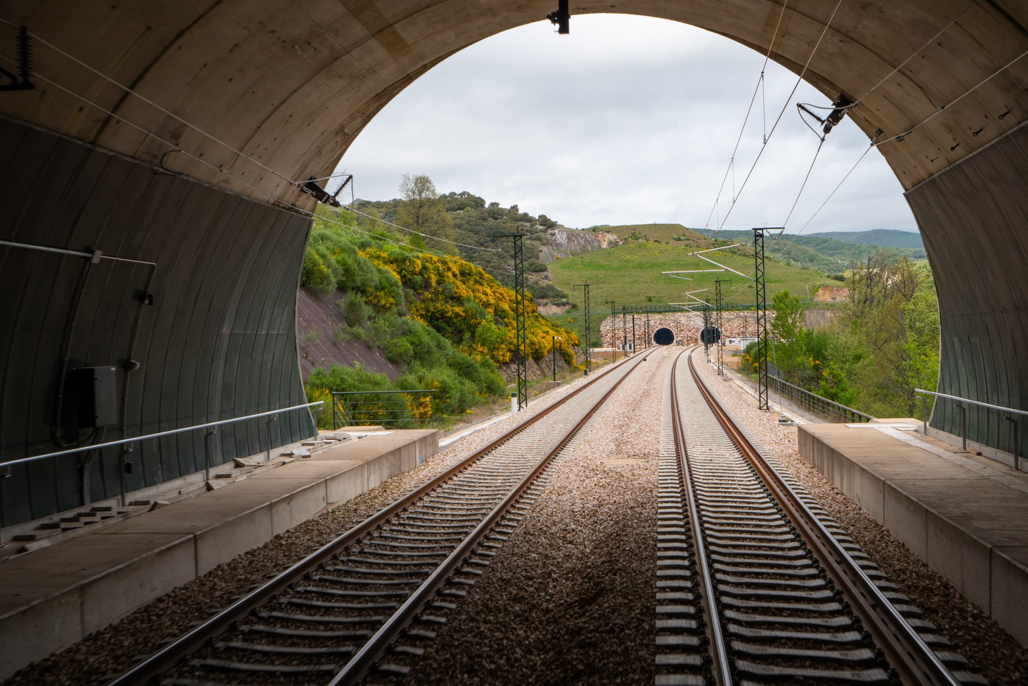 Boca de túnel desde el interior durante las pruebas de la BT, tren auscultador. LAV León Asturias. Variante de Pajares. ‎