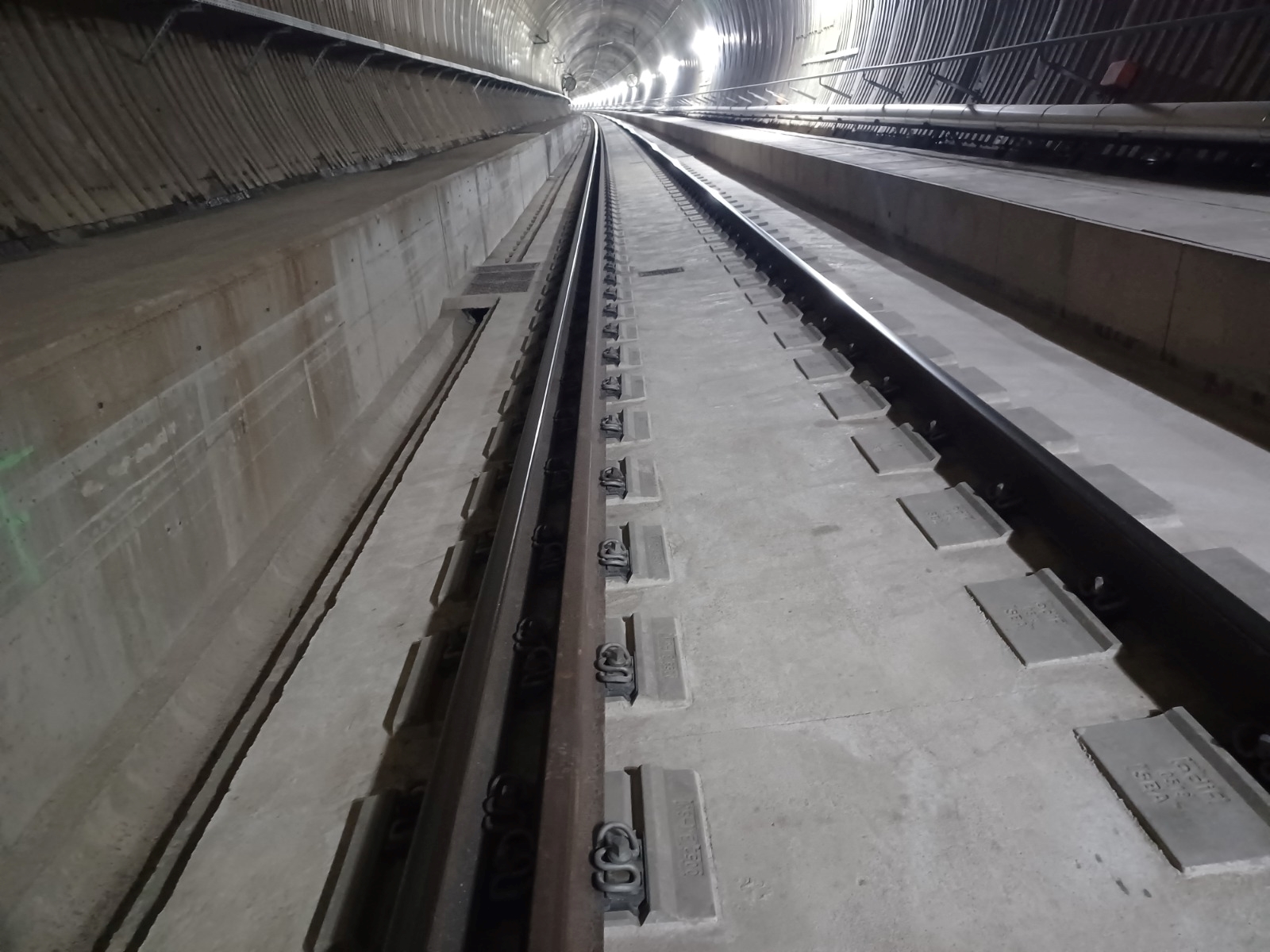 Interior de túnel en el que se observa doble carril para el ancho mixto. LAV León Asturias. Variante de Pajares. ‎