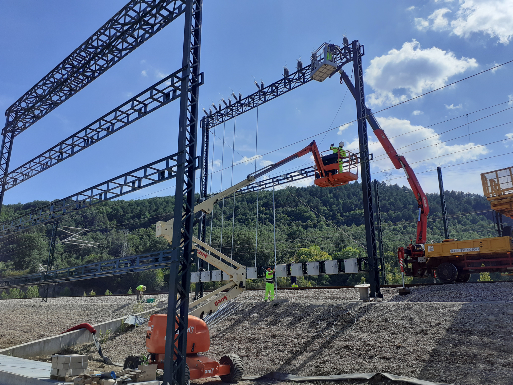 Agosto de 2022. Variante de Pajares. Montaje de pórtico en La Gretosa.