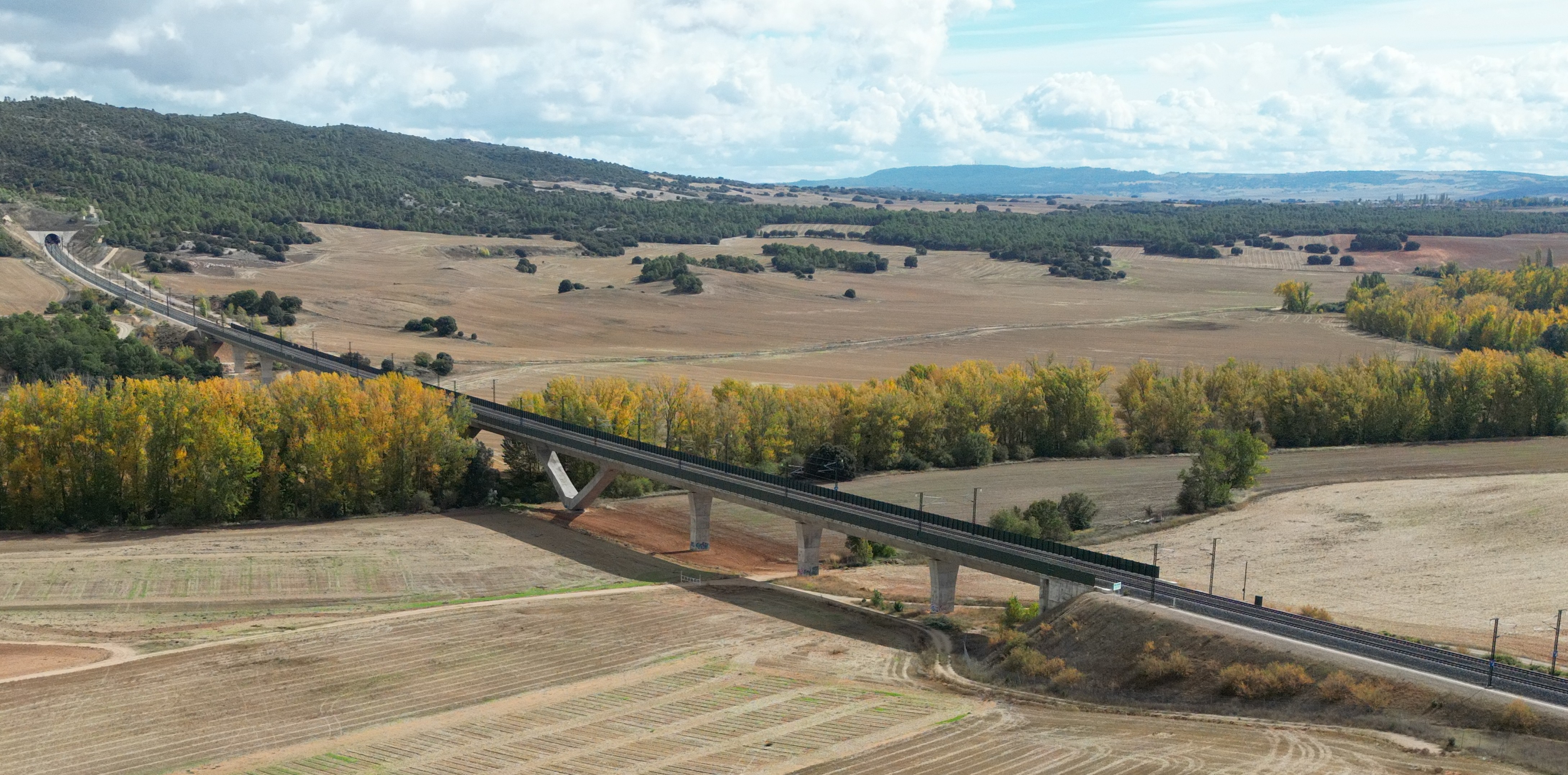 Viaducto sobre el río Júcar, en el Corredor de Levante de la LAV Madrid–València.